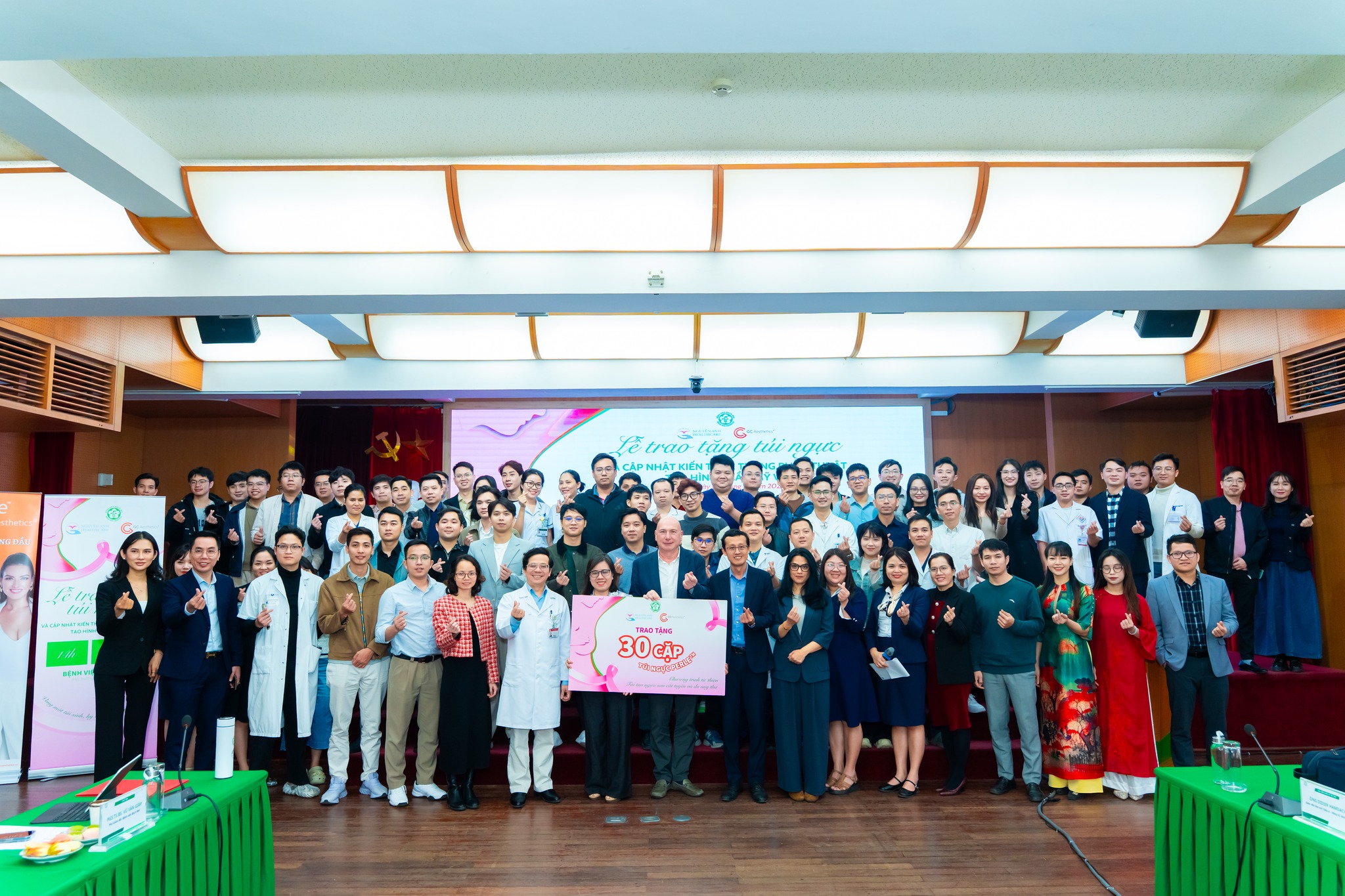 LỄ TRAO TẶNG TÚI NGỰC VÀ KHÓA ĐÀO TẠO CHUYÊN ĐỀ VỀ TẠO HÌNH THẨM MỸ TẠI BỆNH VIỆN BẠCH MAI LỄ TRAO TẶNG TÚI NGỰC VÀ KHÓA ĐÀO TẠO CHUYÊN ĐỀ VỀ TẠO HÌNH THẨM MỸ TẠI BỆNH VIỆN BẠCH MAI