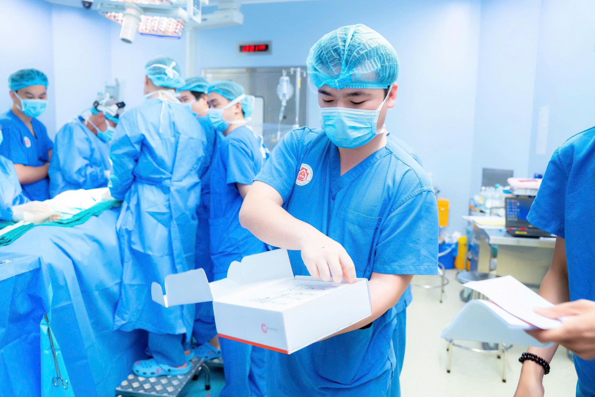 Bác sĩ tiến hành đặt túi nâng ngực