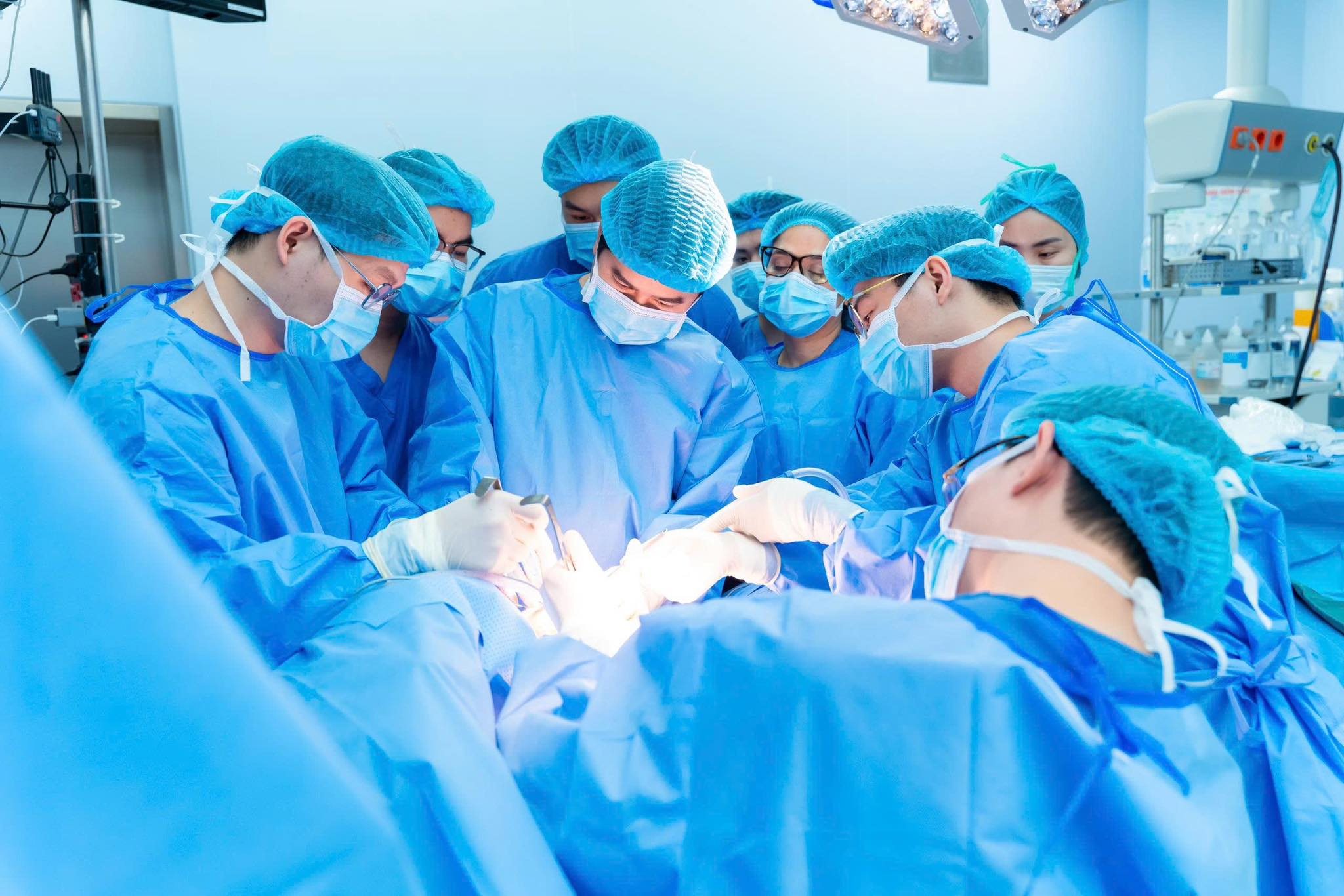 TS. BS Hoàng Thanh Tuấn và ekip Bệnh Viện Trung Ương Quân Đội 108