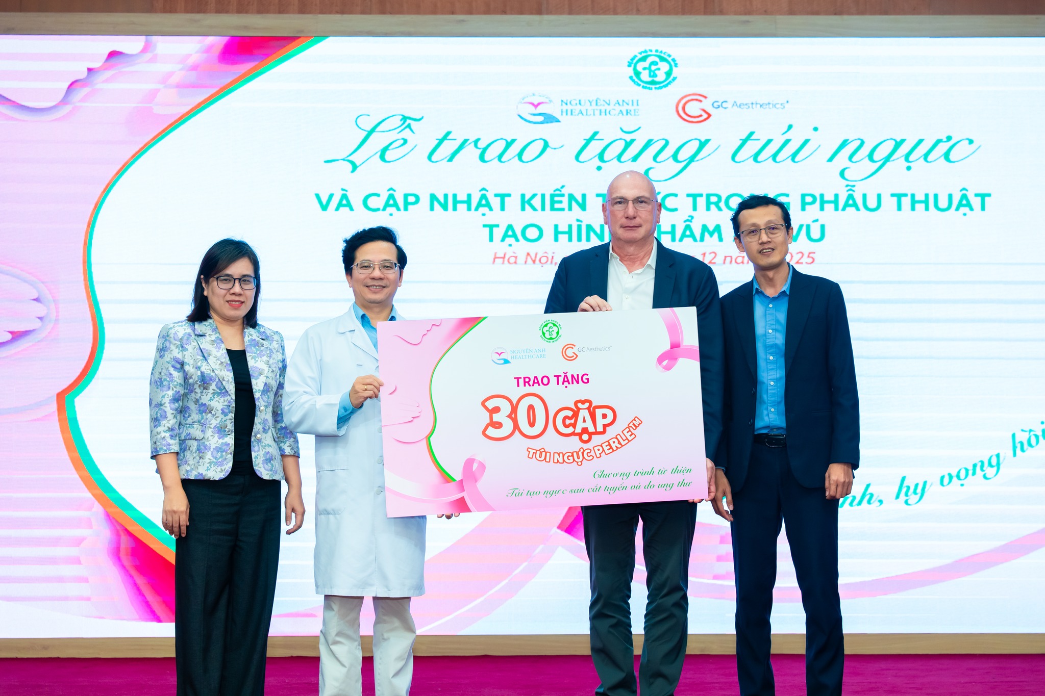 Lễ trao tặng 30 cặp túi ngực Perle - Ngọc Trai